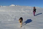 54 Attraversando il bel pianoro pascolivo del Cabretondo ammantato di neve